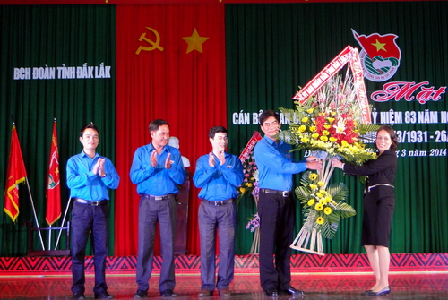 Đại diện lãnh đạo UBND tỉnh Đắk Lắk chúc mừng ngày thành lập Đoàn TNCS Hồ Chí Minh